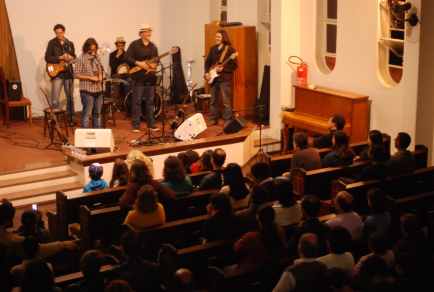 Músicos tocam na Igreja Presbiteriana de Viçosa (MG)