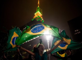 Manifestante ergue a bandeira brasileira em São Paulo. Foto: Marcelo Camargo/ABr