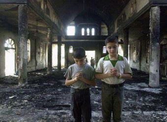 Crianças oram em igreja incendiada. Fonte: SAT.