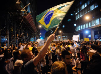 Niterói (RJ) – Manifestantes protestam contra aumento de tarifas transporte, os recursos aplicados na Copa e Olimpíadas e pedindo melhoras na saúde e educação. Foto: Fernando Frazão/ABr