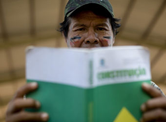 Indígena de Dourados (MS) lê Constituição Brasileira. Foto: Agência Brasil