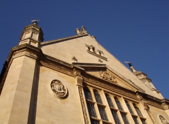 Fachada de um dos edifícios da Universidade de Oxford, na Inglaterra, fundada no século 11. Ela é uma das primeiras da língua inglesa. freeimages.com/photo/650897